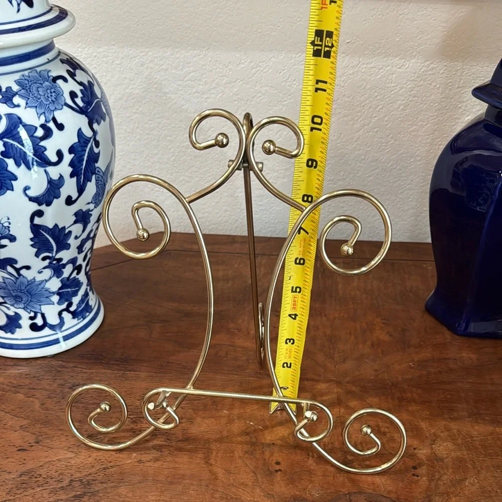 Elegant Gold Metal Display Stand